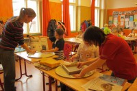 /album/a22-3-vytvarna-dilna-rucni-vyroba-papiru/rucni-vyroba-papiru-1-jpg/